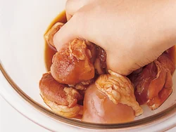 オイスターだれをとり肉にもみ込んで漬ける