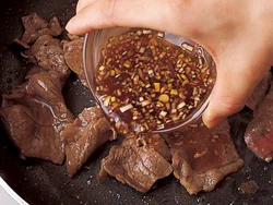 牛肉の色が変わったら、ねぎだれを加える