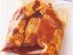 保存用密閉袋にエスニックだれごと入れて漬ける