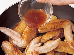 こんがり焼き色がついたらソースを加える