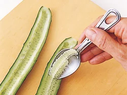 きゅうりの種をスプーンでこそげるようにして除くと、より食感がよくなる。