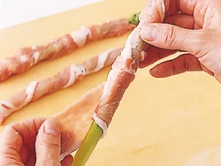 アスパラガスを包み込むように、肉をらせん状に巻きつける