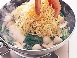 ささ身、野菜もフライパンに入れて麺と一緒に蒸し焼きにする