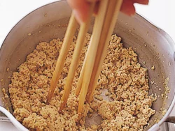 豆腐は菜箸４〜５本で、絶えず混ぜながら炒めると、ポロポロになりやすい