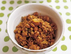納豆キムチを包みながら食べて