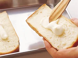 納豆をのせる前にぬっておくと、コクが出る