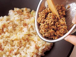 納豆を加えたら、軽く炒めるくらいでOK