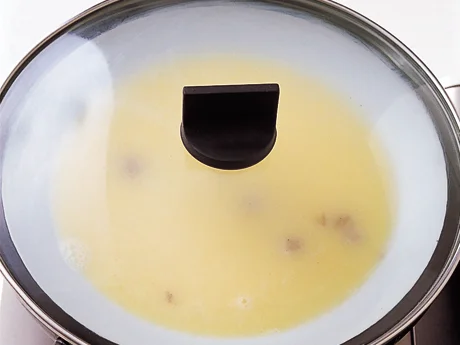 湯を張ってふたをして蒸す