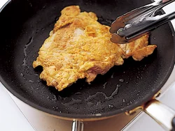 揚げずに少量の油で揚げ焼きにしてパリパリにするので、とっても手軽
