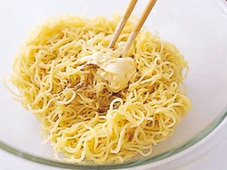 麺にもマヨネーズをからめることで、仕上がりの味に一体感が出る