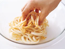 豆板醤、みそ、砂糖を合わせたところにゆでた麺を入れてよくからませる
