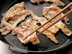 豚肉は広げて焼いて、ある程度焼けたら、炒めてもOK