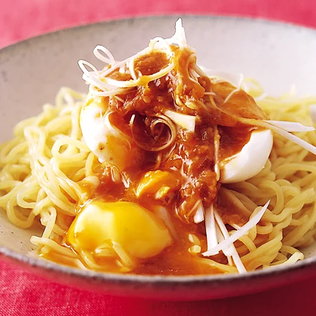 半熟卵のっけ、みそあえ麺