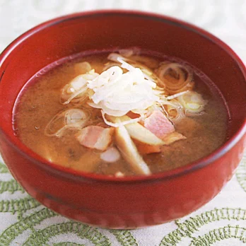 ベーコンとごぼうのみそ汁