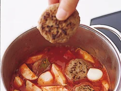 凍ったままトマト缶と一緒に煮ればOK