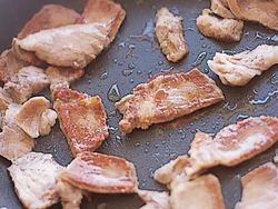 豚肉は厚めに切るのがおすすめ。表面をさっとこうばしく焼いて