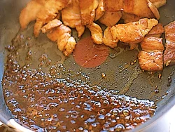 調味料を少し煮詰めてから肉、野菜にからめるのがコツ