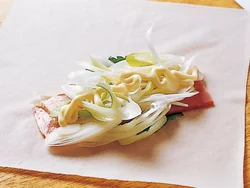 細くマヨネーズを絞り出して。味つけはこれだけでOK