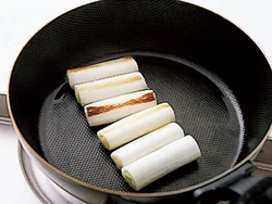 こんがりと焼いて風味をよくする。焼くと中がとろりとして、おいしい