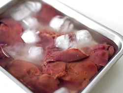 とりレバーを氷水につけて血抜きをする