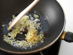 ねぎ、しょうが、にんにくを炒める