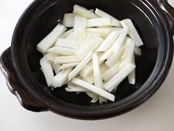 土鍋に白菜の軸を敷く