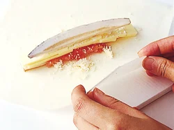 具は皮の手前に置き、手前から巻いて両端を折りたたみ、さらに巻く