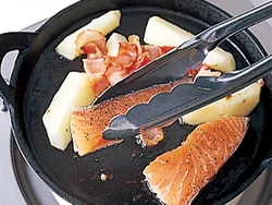 にんにくの風味とベーコンのうまみのある脂が出たら、残りの具を加える