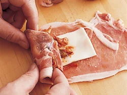 豚薄切り肉にチーズとキムチをのせて巻く。豚肉を２枚並べるとき、なるべく横幅が広くなるようにすると、具をはみ出さずに巻ける。