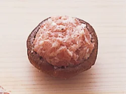 かさの裏側に、ひき肉をこんもりと詰める