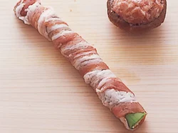 薄切り肉をアスパラにぐるぐる巻きつける