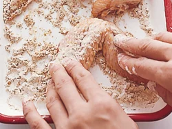 手羽先は味がしみこみにくいので、切り目を入れてめんつゆでしっかり下味をつけ、カレー粉入りのころもをまぶす。