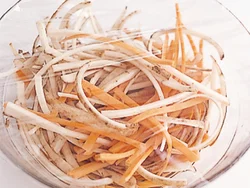 ごぼうとにんじんは細切りにし、少しの煮汁で先に加熱しておくことで、中まで味がしみる。