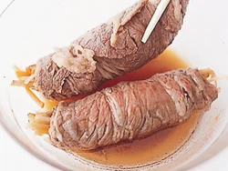 牛肉の巻き終わりを下にして加熱し、巻き終わりがくっついたら上下を返してさらに加熱する。