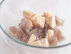 こんにゃくとたけのこは味がしみこみにくいので、ほかの素材を加熱する前に加熱して水をきっておく。
