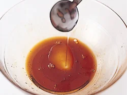 サラダ油を混ぜると、ごまめがかたまりにならず、１尾ずつ、離れやすくなる。