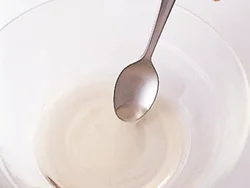 漬け汁を電子レンジで加熱すると、酢のツンとした酸味がとんでマイルドになり、砂糖も溶けやすくなる。