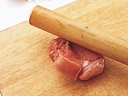 豚肉はたたいて大きくのばすと、見栄えがする大きさになり、肉もやわらかくなっておいしくなる。