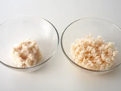 みじん切りにしたもの(右)と、すりおろしたもの(左)