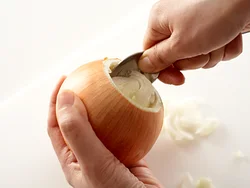 玉ねぎはスプーンなどを使ってくり抜く