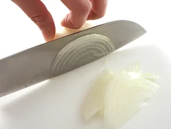 玉ねぎの繊維に対して直角に、薄切りにする