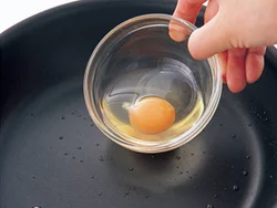 低い位置からそっと入れると、卵黄が割れない