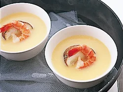湯を張ったフライパンに、材料を入れた器を直接入れて作れるので、蒸し器がいらず手軽。
