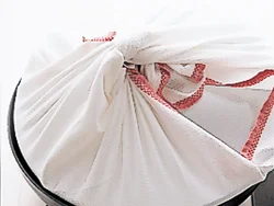 ずらしてふたをし、<span class="dictionary_link" id="cook_81">弱火</span>でじっくり火を通せば、すが立たず、なめらかに仕上がる。