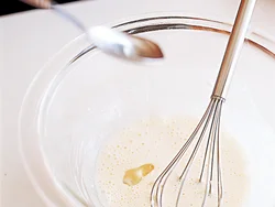 ビールはコップなどに注ぎ、泡を除いてから液体を使う