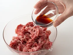 牛肉は、酒としょうゆをもみ込んで下味をつけておく