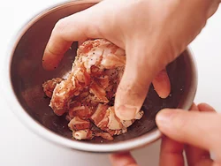 下味は膜を作る片栗粉が最後。肉をほぐしながらもみ込む