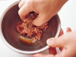肉は下味をもみ込みながらバラバラにほぐす