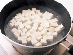豆腐は下ゆですると温まり､煮くずれしにくくなる