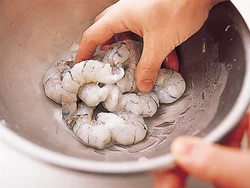 塩＋片栗粉でもみ､えびの汚れと臭みを取り除く